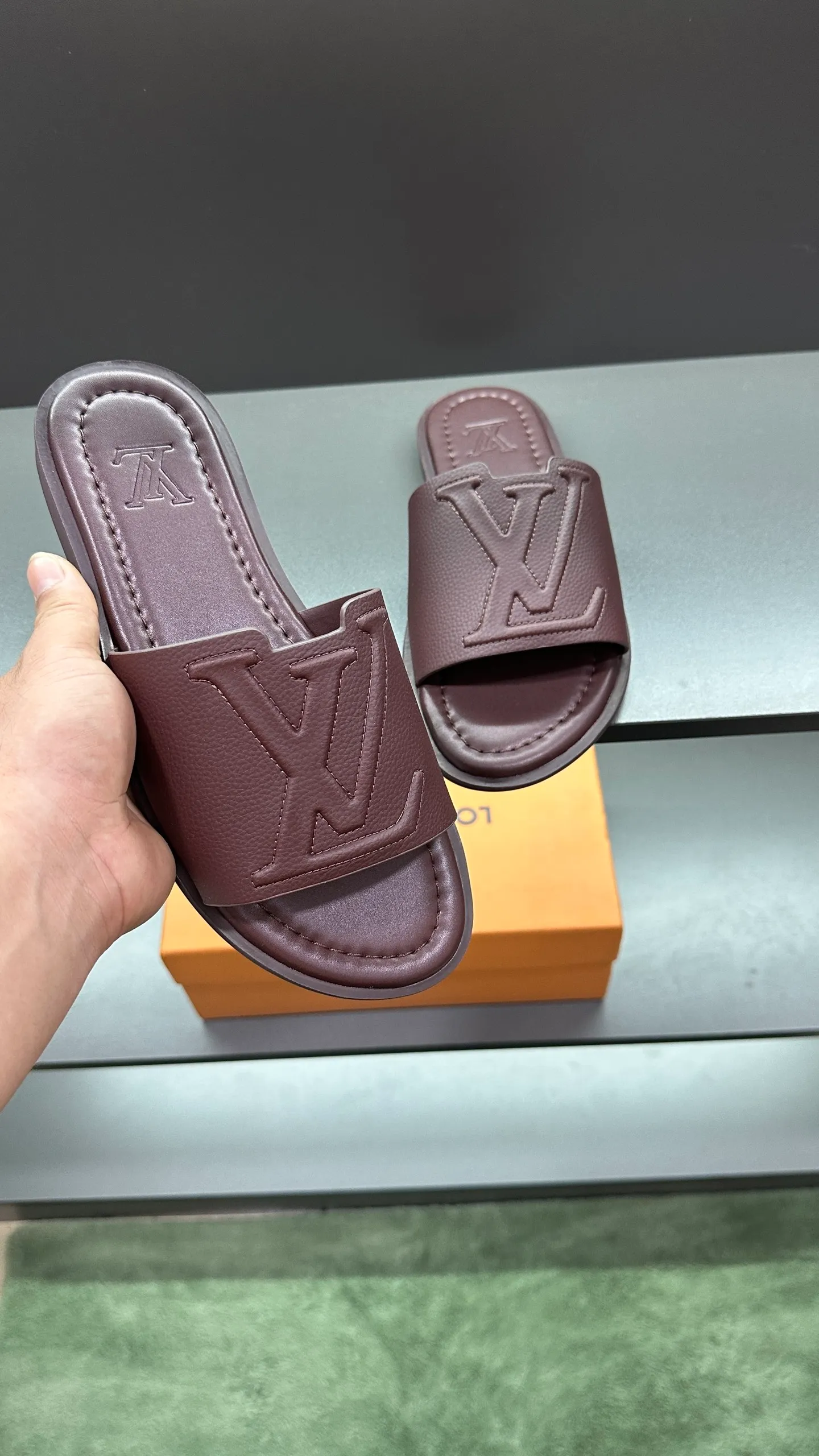 P300 🔍LV Men's Spring and Summer Slippers Counter Synchronization. The uppers are imported cowhide fabrics from Italy, with logo graphics and high-quality craftsmanship. Soles: original soles specially provided by the original factory. Exclusive movable molded soles are super comfortable. Original factory follow-up orders. 🔍🔍High quality. You can enter and leave the counter at will. Welcome to compare. Code number 38-45 No. 058